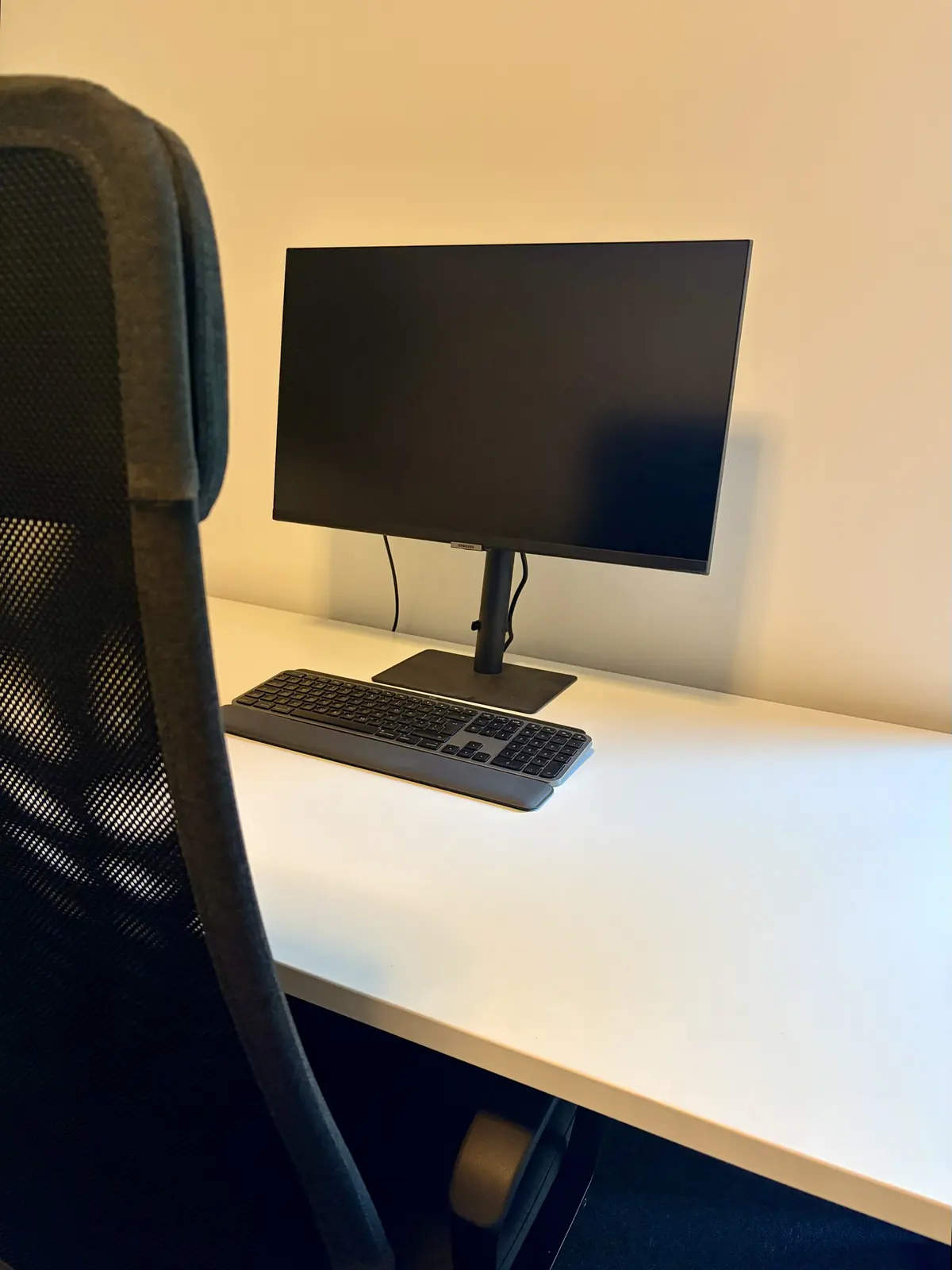 Monitor en draadloos toetsenbord op de werkplek aan de Oude Maasstraat in Maastricht